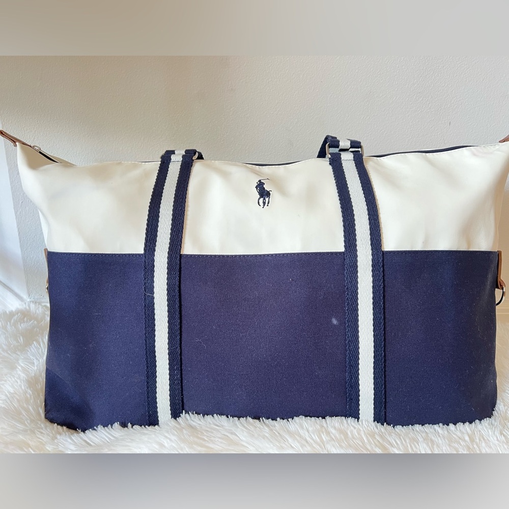 Polo Ralph Lauren Duffel Bag. Color Navy / Blue
Never used. Does not have tags.